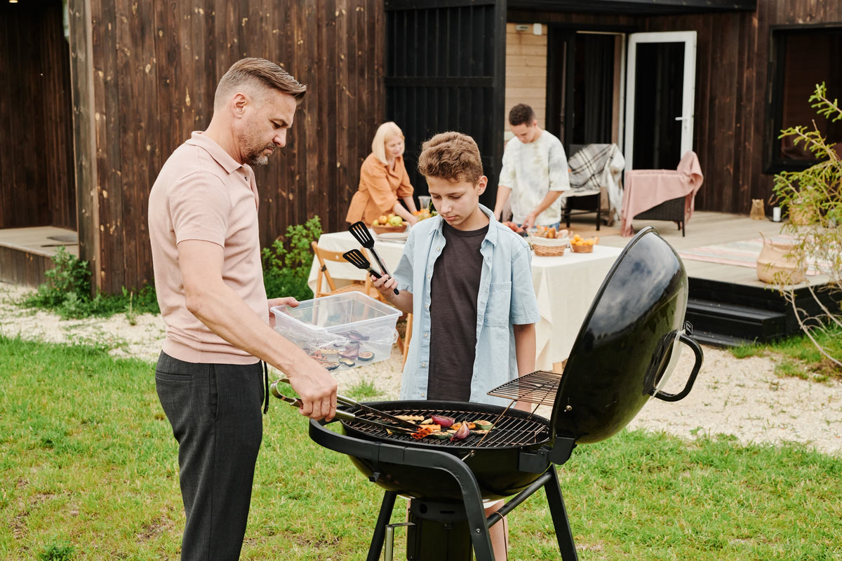 Familiares y amigos comparten una alegre barbacoa al aire libre