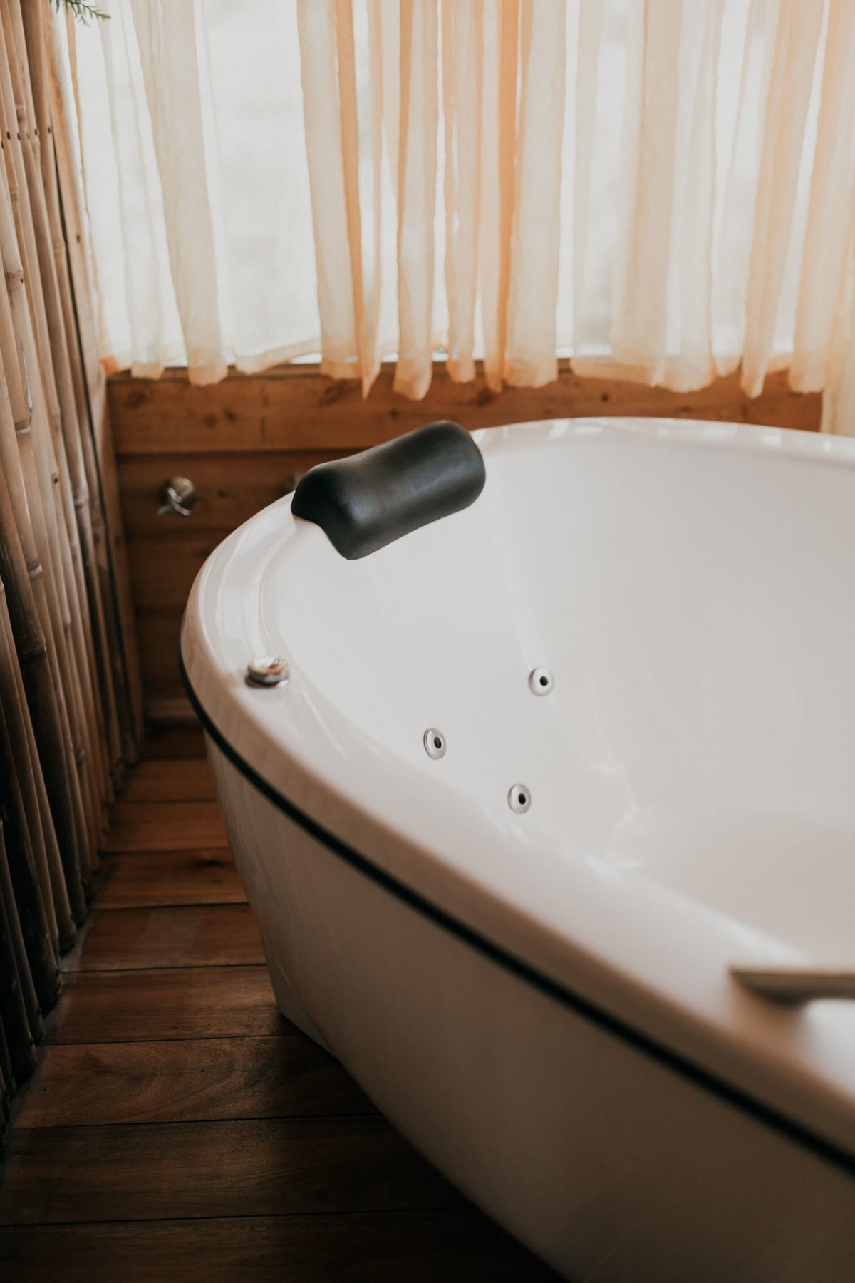 Una bañera blanca y limpia en un baño acogedor con luz suave