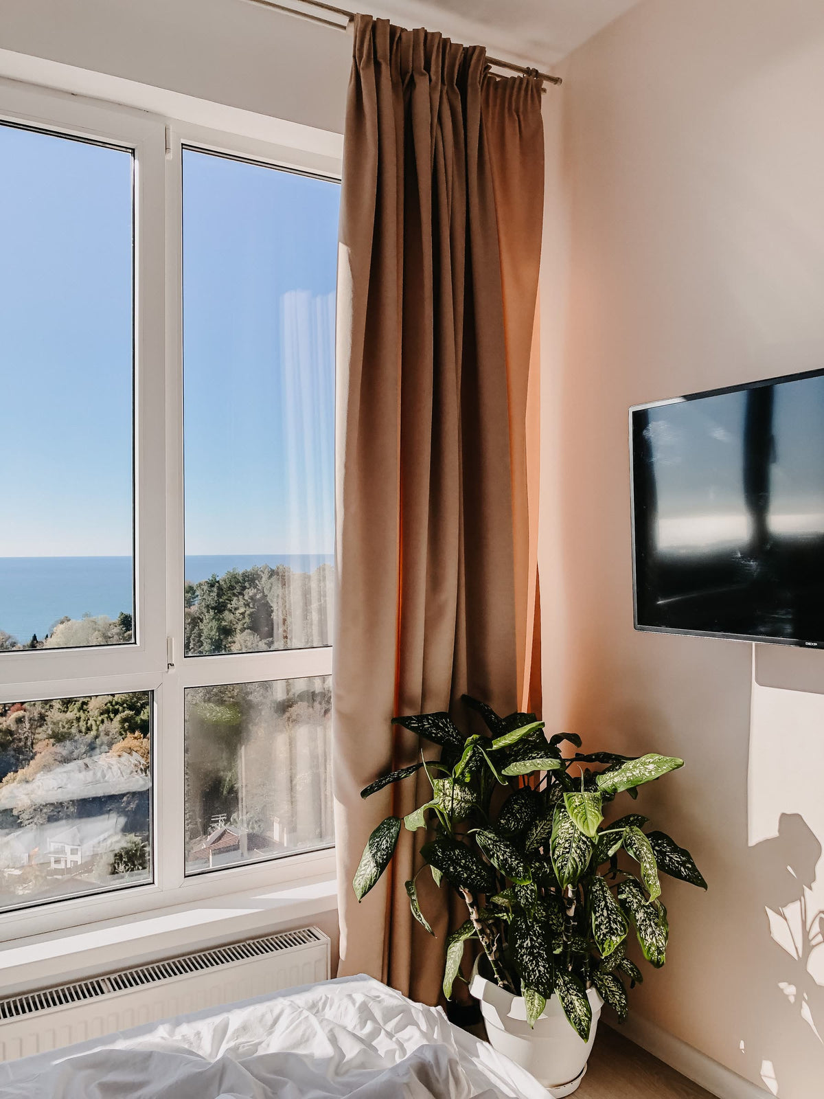 Una ventana limpia llena una habitación tranquila de cálida luz natural