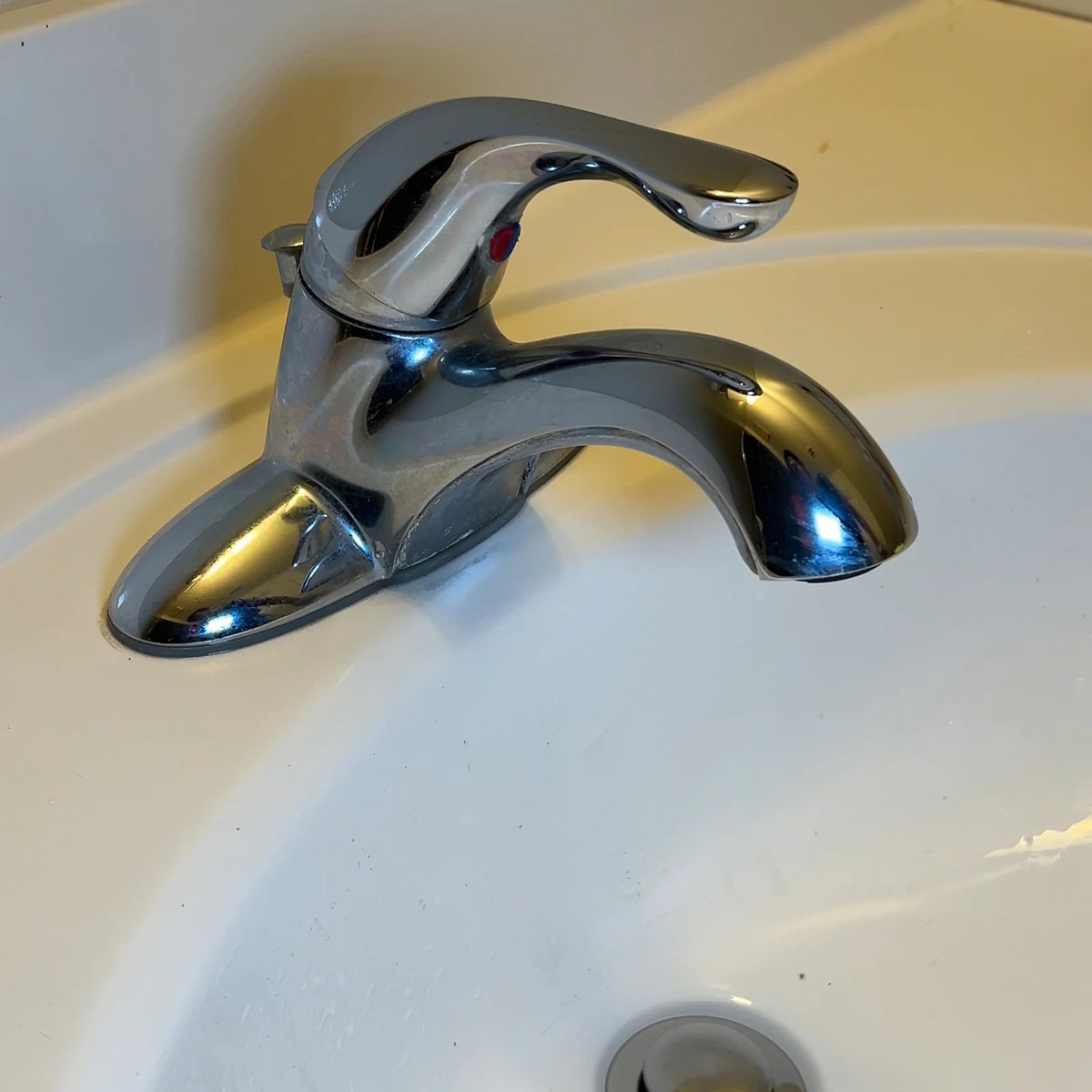 Wasserhahn & Waschbecken — Nachher
